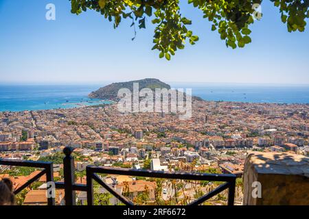 Alanya, Türkei - 18. Juli 2023: Panoramablick auf die Stadt Alanya vom Hügel an sonnigen Tagen, Türkei Stockfoto