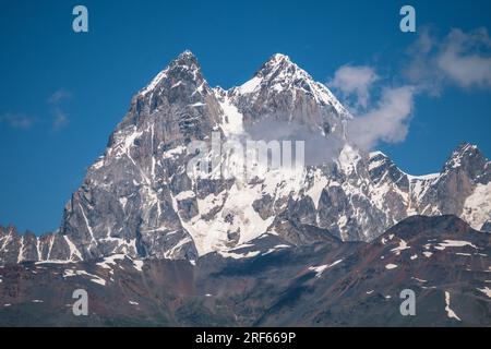 Der Ushba-Berg ist einer der bemerkenswertesten Gipfel des Kaukasus. Befindet sich in der Svaneti-Region von Georgia. Stockfoto