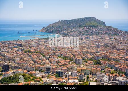 Alanya, Türkei - 18. Juli 2023: Panoramablick auf die Stadt Alanya vom Hügel an sonnigen Tagen, Türkei Stockfoto