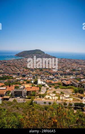 Alanya, Türkei - 18. Juli 2023: Panoramablick auf die Stadt Alanya vom Hügel an sonnigen Tagen, Türkei Stockfoto