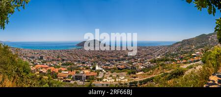 Alanya, Türkei - 18. Juli 2023: Panoramablick auf die Stadt Alanya vom Hügel an sonnigen Tagen, Türkei Stockfoto