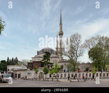 Istanbul, Türkei - 5. Mai 2023: Yeni Valide I Moschee oder Yeni Valide Camii, eine osmanische Moschee aus dem 18. Jahrhundert im Uskudar-Viertel auf der asiatischen Seite der Stadt Stockfoto