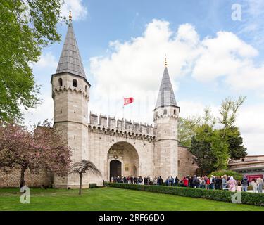 Istanbul, Türkei - 11. Mai 2023: Topkapi-Palast: Das große Tor der Salutation, auch bekannt als Mittleres Tor, oder Orta Kapi, führt zum zweiten Innenhof des Schlosses Stockfoto