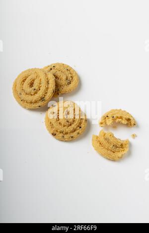 MURUKKU, Kerala Spezial-Snack aus Reismehl, isoliertes Bild auf weißem Hintergrund. Stockfoto