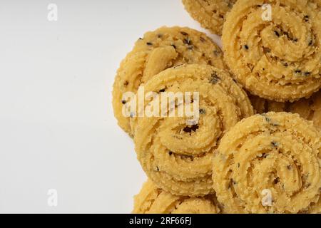 MURUKKU, Kerala Spezial-Snack aus Reismehl, isoliertes Bild auf weißem Hintergrund. Stockfoto