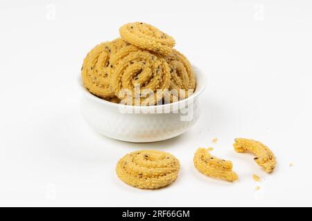 MURUKKU, Kerala Spezial-Snack aus Reismehl, isoliertes Bild auf weißem Hintergrund. Stockfoto