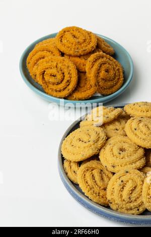 MURUKKU, Kerala Spezial-Snack aus Reismehl, isoliertes Bild auf weißem Hintergrund. Stockfoto