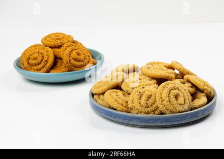 MURUKKU, Kerala Spezial-Snack aus Reismehl, isoliertes Bild auf weißem Hintergrund. Stockfoto