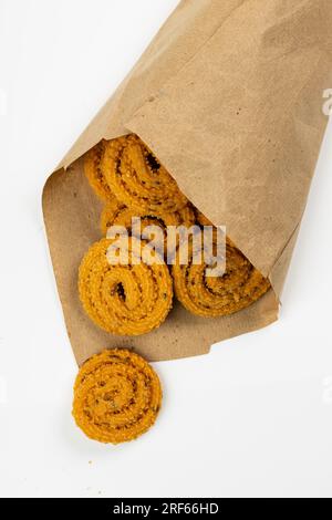 MURUKKU, Kerala Spezial-Snack aus Reismehl, isoliertes Bild auf weißem Hintergrund. Stockfoto