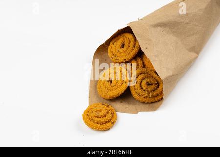 MURUKKU, Kerala Spezial-Snack aus Reismehl, isoliertes Bild auf weißem Hintergrund. Stockfoto