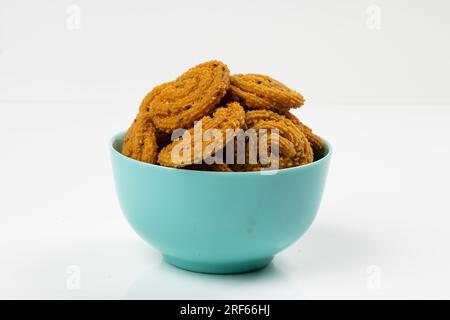 MURUKKU, Kerala Spezial-Snack aus Reismehl, isoliertes Bild auf weißem Hintergrund. Stockfoto