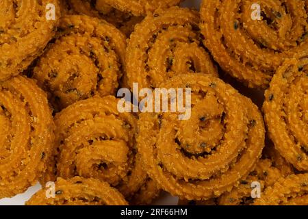 MURUKKU, Kerala Spezial-Snack aus Reismehl, isoliertes Bild auf weißem Hintergrund. Stockfoto