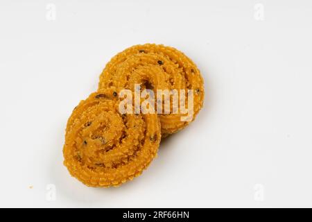 MURUKKU, Kerala Spezial-Snack aus Reismehl, isoliertes Bild auf weißem Hintergrund. Stockfoto