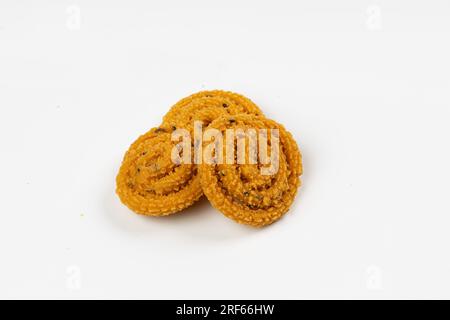 MURUKKU, Kerala Spezial-Snack aus Reismehl, isoliertes Bild auf weißem Hintergrund. Stockfoto