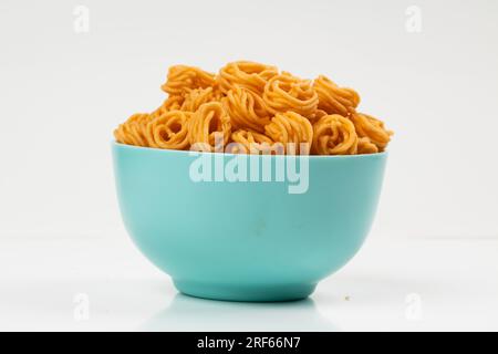 MURUKKU, kleines Spiralmurukku, sehr würzig und schmackhaft, isolierte Bilder mit weißem Hintergrund. Stockfoto