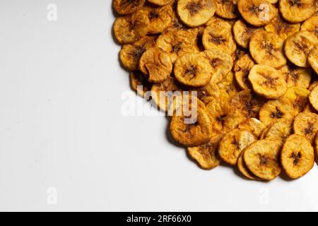 Kerala-Chips oder Bananenchips, Kult-Snack-Artikel von Kerala, isoliertes Bild mit weißem Hintergrund Stockfoto