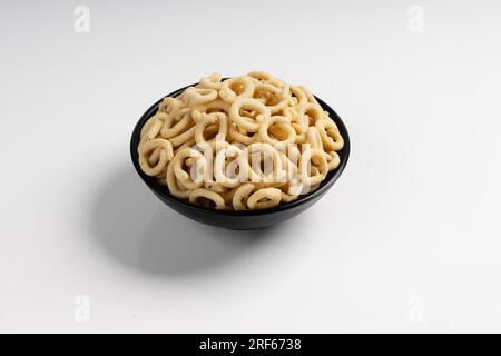 MURUKKU, ringförmiger Murukku, südindischer leckerer Snack, isoliertes Bild mit weißem Hintergrund. Stockfoto