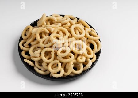 MURUKKU, ringförmiger Murukku, südindischer leckerer Snack, isoliertes Bild mit weißem Hintergrund. Stockfoto
