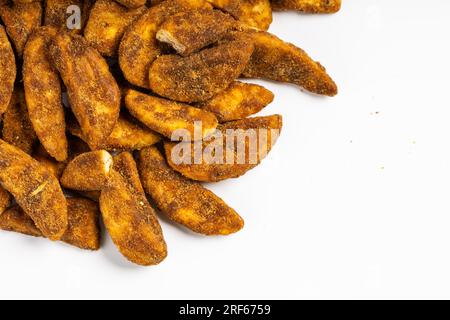 Sharkara Upperi oder Sarkara Varatti ist ein beliebter süßer Snack aus Kerala, isolierte Bilder mit weißem Hintergrund. Stockfoto