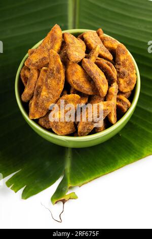 Sharkara Upperi oder Sarkara Varatti ist ein beliebter süßer Snack aus Kerala, isolierte Bilder mit weißem Hintergrund. Stockfoto