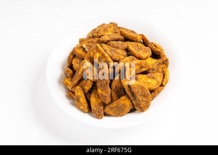 Sharkara Upperi oder Sarkara Varatti ist ein beliebter süßer Snack aus Kerala, isolierte Bilder mit weißem Hintergrund. Stockfoto