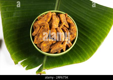 Sharkara Upperi oder Sarkara Varatti ist ein beliebter süßer Snack aus Kerala, isolierte Bilder mit weißem Hintergrund. Stockfoto