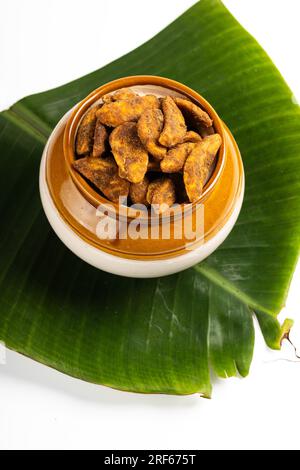 Sharkara Upperi oder Sarkara Varatti ist ein beliebter süßer Snack aus Kerala, isolierte Bilder mit weißem Hintergrund. Stockfoto