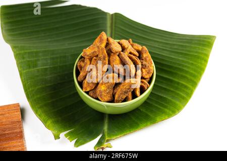 Sharkara Upperi oder Sarkara Varatti ist ein beliebter süßer Snack aus Kerala, isolierte Bilder mit weißem Hintergrund. Stockfoto