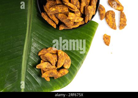 Sharkara Upperi oder Sarkara Varatti ist ein beliebter süßer Snack aus Kerala, isolierte Bilder mit weißem Hintergrund. Stockfoto