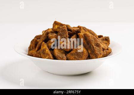 Sharkara Upperi oder Sarkara Varatti ist ein beliebter süßer Snack aus Kerala, isolierte Bilder mit weißem Hintergrund. Stockfoto