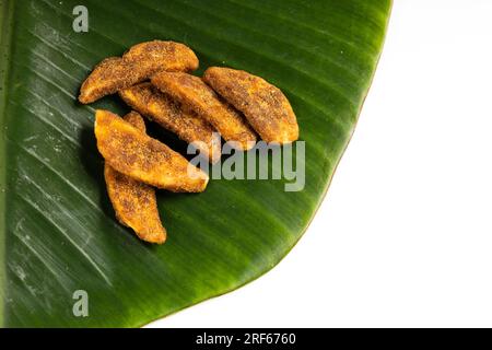 Sharkara Upperi oder Sarkara Varatti ist ein beliebter süßer Snack aus Kerala, isolierte Bilder mit weißem Hintergrund. Stockfoto