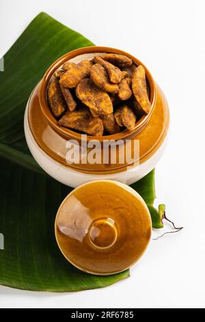 Sharkara Upperi oder Sarkara Varatti ist ein beliebter süßer Snack aus Kerala, isolierte Bilder mit weißem Hintergrund. Stockfoto