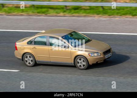 2008 Volvo S40 S 16V Gold beschädigt, beschädigte Limousine Benzin 1596 ccm; Fahrt mit Geschwindigkeit auf der Autobahn M6 in Greater Manchester, Großbritannien Stockfoto