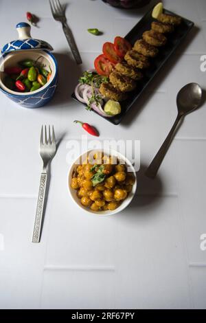 Draufsicht auf die Zutaten chole Kebab oder Kichererbsen Masala. Stockfoto