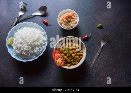 Blick von oben auf das indische Mittagsmenü Kichererbsen Masala und Reis. Stockfoto