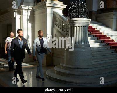 Bukarest, Rumänien. 1. August 2023: Andrew Tate (C) und sein Bruder Tristan Tate (L) treffen beim Berufungsgericht in Bukarest ein, das über ihre Berufung gegen Hausarrest entscheidet. Die Tate-Brüder werden in einem Fall des Menschenhandels und der Bildung einer Gruppe organisierter Kriminalität zur Ausbeutung von Frauen beschuldigt. Sie wurden am 29. Dezember 2022 24 Stunden lang festgehalten, am nächsten Tag beschlossen die Richter eine vorbeugende Verhaftung, und später am 31. März 2023 wurden sie unter Hausarrest gestellt. Kredit: Lucian Alecu/Alamy Live News Stockfoto