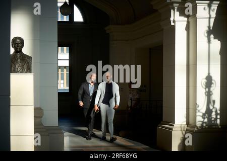 Bukarest, Rumänien. 1. August 2023: Andrew Tate (R) und sein Bruder Tristan Tate (L) treffen beim Berufungsgericht in Bukarest ein, das über ihre Berufung gegen Hausarrest entscheidet. Die Tate-Brüder werden in einem Fall des Menschenhandels und der Bildung einer Gruppe organisierter Kriminalität zur Ausbeutung von Frauen beschuldigt. Sie wurden am 29. Dezember 2022 24 Stunden lang festgehalten, am nächsten Tag beschlossen die Richter eine vorbeugende Verhaftung, und später am 31. März 2023 wurden sie unter Hausarrest gestellt. Kredit: Lucian Alecu/Alamy Live News Stockfoto