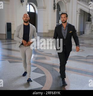 Bukarest, Rumänien. 1. August 2023: Andrew Tate (L) und sein Bruder Tristan Tate (R) treffen beim Berufungsgericht in Bukarest ein, das über ihre Berufung gegen Hausarrest entscheidet. Die Tate-Brüder werden in einem Fall des Menschenhandels und der Bildung einer Gruppe organisierter Kriminalität zur Ausbeutung von Frauen beschuldigt. Sie wurden am 29. Dezember 2022 24 Stunden lang festgehalten, am nächsten Tag beschlossen die Richter eine vorbeugende Verhaftung, und später am 31. März 2023 wurden sie unter Hausarrest gestellt. Kredit: Lucian Alecu/Alamy Live News Stockfoto