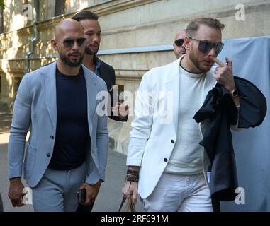 Bukarest, Rumänien. 1. August 2023: Andrew Tate (L) sein Bruder Tristan Tate und sein Anwalt Eugen Constantin Vidineac (R) treffen beim Berufungsgericht in Bukarest ein, das über ihre Berufung gegen Hausarrest entscheidet. Die Tate-Brüder werden in einem Fall des Menschenhandels und der Bildung einer Gruppe organisierter Kriminalität zur Ausbeutung von Frauen beschuldigt. Sie wurden am 29. Dezember 2022 24 Stunden lang festgehalten, am nächsten Tag beschlossen die Richter eine vorbeugende Verhaftung, und später am 31. März 2023 wurden sie unter Hausarrest gestellt. Kredit: Lucian Alecu/Alamy Live News Stockfoto