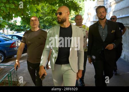 Bukarest, Rumänien. 1. August 2023: Andrew Tate (C) und sein Bruder Tristan Tate (R) treffen beim Berufungsgericht in Bukarest ein, das über ihre Berufung gegen Hausarrest entscheidet. Die Tate-Brüder werden in einem Fall des Menschenhandels und der Bildung einer Gruppe organisierter Kriminalität zur Ausbeutung von Frauen beschuldigt. Sie wurden am 29. Dezember 2022 24 Stunden lang festgehalten, am nächsten Tag beschlossen die Richter eine vorbeugende Verhaftung, und später am 31. März 2023 wurden sie unter Hausarrest gestellt. Kredit: Lucian Alecu/Alamy Live News Stockfoto