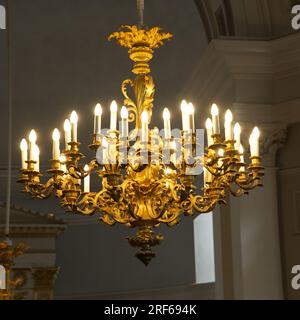 Kronleuchter in der finnischen Evangelischen Lutherischen Kathedrale am Senatsplatz Helsinki, Innenraum von Finnland Stockfoto