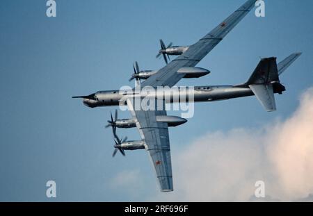 Ein russischer Luftwaffe TU-95 Bear Langstreckenbomber, im Flug. Stockfoto