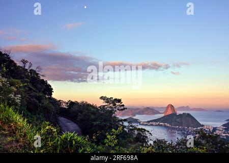 Farbenfroher Sonnenuntergang über Rio de Janeiro - Blick auf den Zuckerhut und die Guanabara-Bucht von Mirante Dona Marta Stockfoto