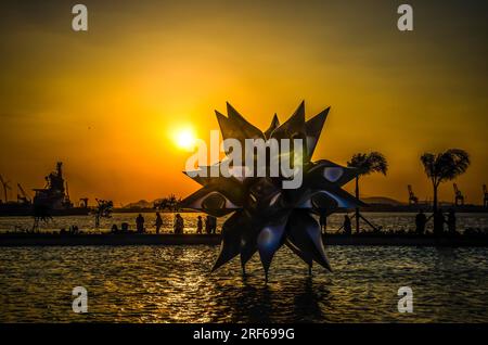 Puffet Star II Skulptur auf der Wasseroberfläche des Museums von morgen - Rio de Janeiro, Brasilien Stockfoto