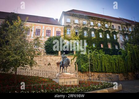 Die Statue des Heiligen Georges, der den Drachen tötet, in der Nähe von Kamenita Vrata - Zagreb, Kroatien Stockfoto