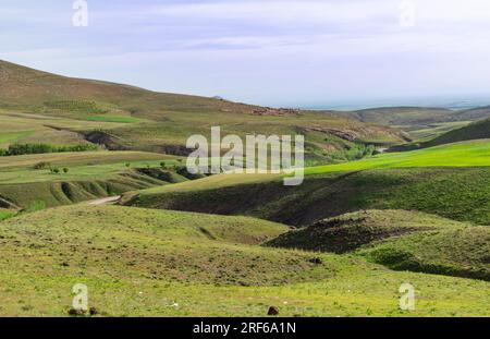 Blick auf die grünen Berge im Frühling im iran Stockfoto