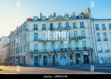 Nantes, Frankreich. 10. Juni 2023. Anliegendes Gebäude am Ufer der Loire Stockfoto