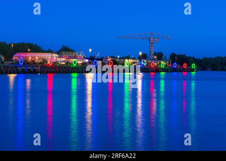 Nantes, Frankreich. 10. Juni 2023. Malerischer Blick auf die Loire bei Nacht mit einer Kunstinstallation, bekannt als Les Anneaux lit at Night Stockfoto