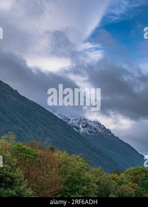 Mein Partner und ich haben das Wochenende im Greymouth verbracht. Auf der Rückfahrt nach Hause hielten wir ein paar Mal an, um die Winterfreude von Arthur's Pass zu genießen. Stockfoto