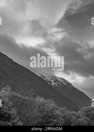 Mein Partner und ich haben das Wochenende im Greymouth verbracht. Auf der Rückfahrt nach Hause hielten wir ein paar Mal an, um die Winterfreude von Arthur's Pass zu genießen. Stockfoto